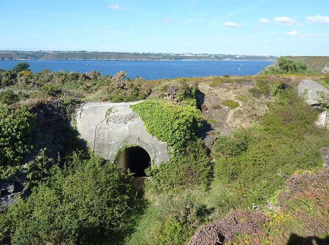 Presqu'île de Roscanvel: blockhaus allemand semi-enterré près du fort de Cornouaille - Camping Finistère - Camping Ker Vella Plomodiern