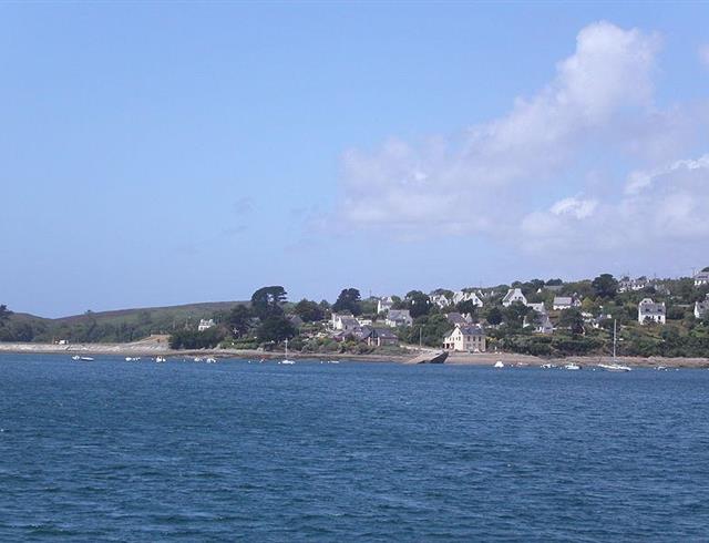 Roscanvel vu de la rade de Brest