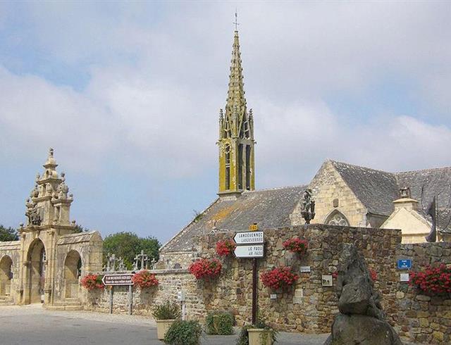 La place de l'église à Argol