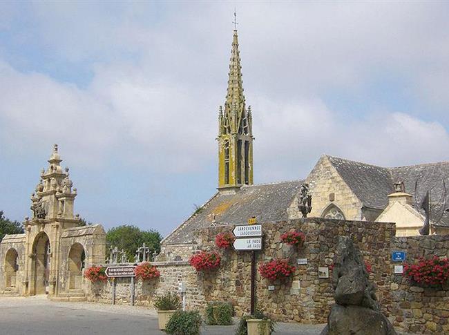 La place de l'église à Argol - Camping Finistère - Camping Ker Vella Plomodiern