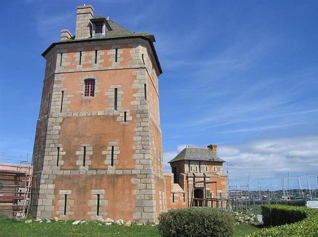 la tour Vauban - Camping Finistère - Camping Ker Vella Plomodiern