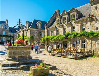 Locronan, place du village  - Camping Finistère - Camping Ker Vella Plomodiern