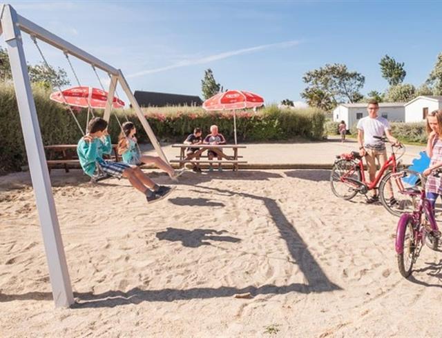 aire de jeux avec balançoires 
