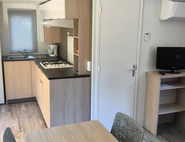 Cuisine - Mobil-home B - Camping Kervella Plomodiern avec terrasse - 4/6 personnes 