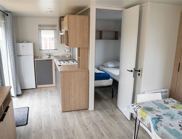 Cuisine - Mobil-home B - Camping Kervella Plomodiern avec terrasse - 4/6 personnes 