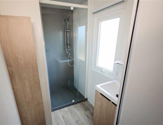 Salle de bain - Mobil-home B - Camping Kervella Plomodiern avec terrasse - 4/6 personnes 