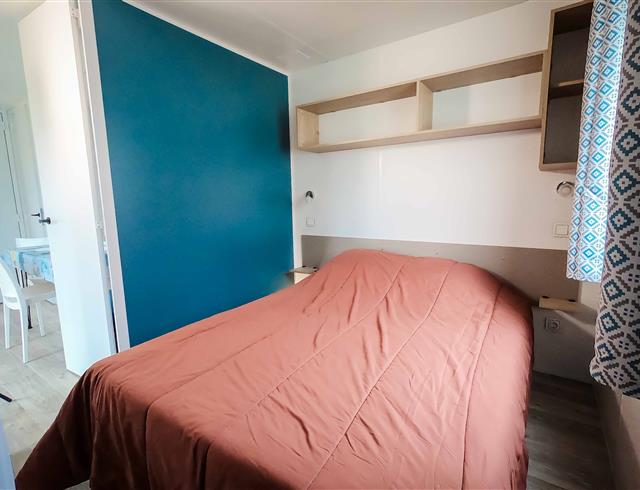 Chambre - Mobil-home B - Camping Kervella Plomodiern avec terrasse - 4/6 personnes 