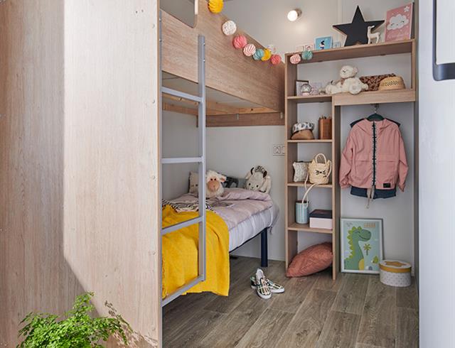 chambre avec 2 lits,  un de 80 x 190 et l'autre de 70x190 en bas, superposés  - séjour mobil home pmr