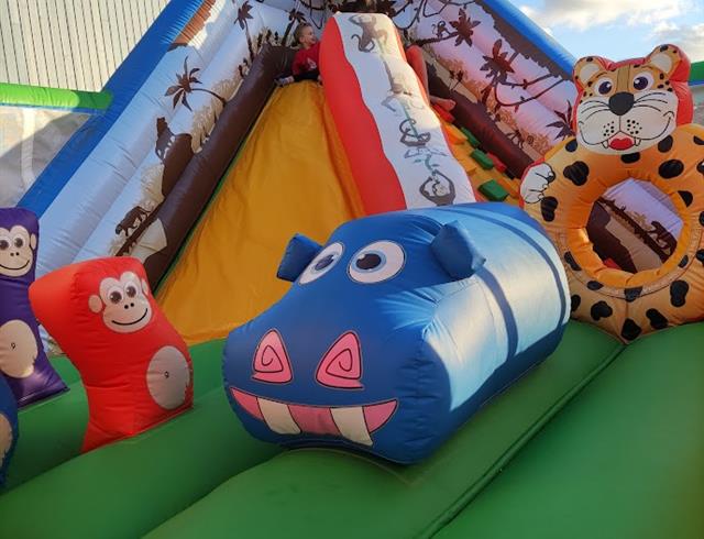 aire de jeux avec structures gonflables 