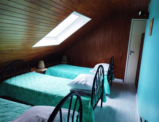 chambre 3 lits de 90 - Gite Plomodiern - 9 personnes 
